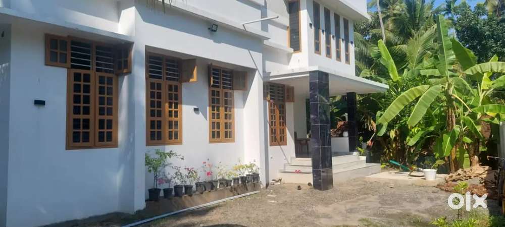 തിരൂർ ആലത്തിയൂരിൽ വീടും സ്ഥലവും വില്പനക്ക്