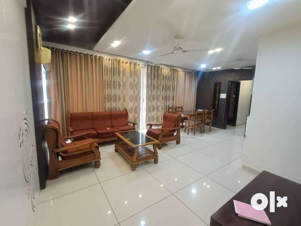 3 BHK fully furnished flat available for sale at Alkapuri