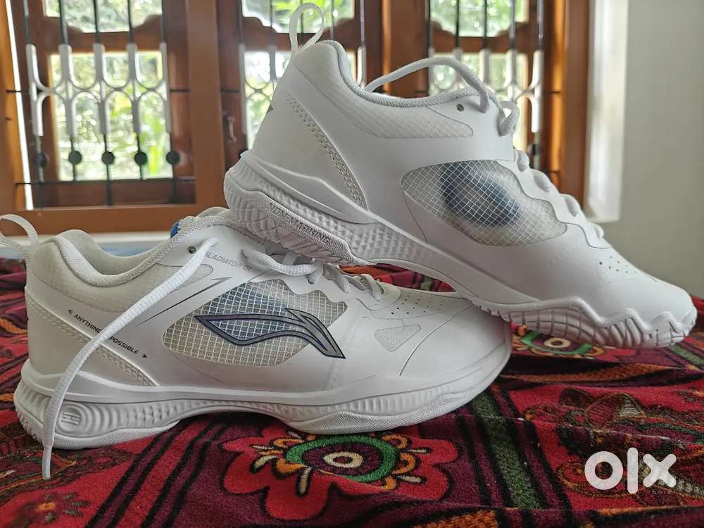 Badminton shoes