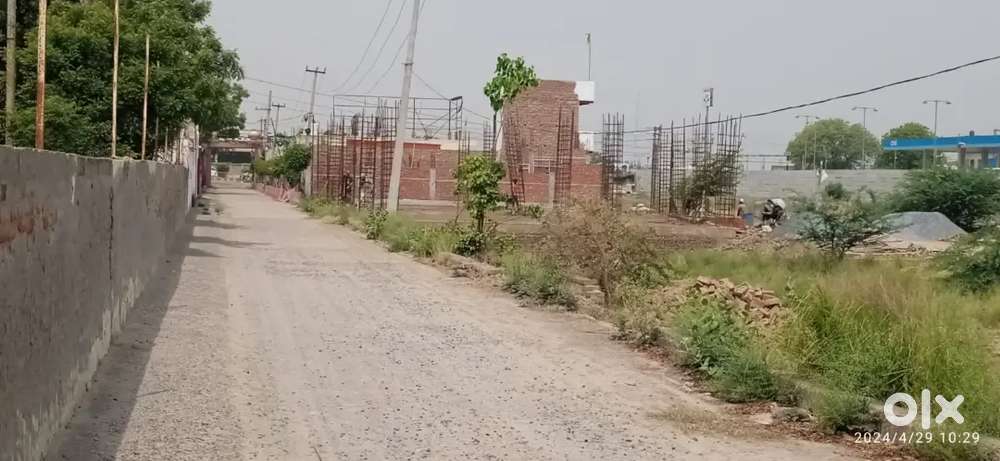 प्लॉट nh2 सीकरी दिल्ली टू आगरा nh2 हाईवे से टच प्लॉट बसावट के बीचो-बीच