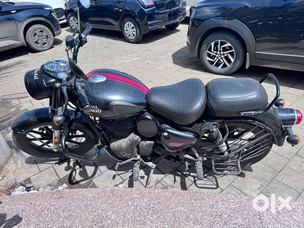 Classic 350, stealth black