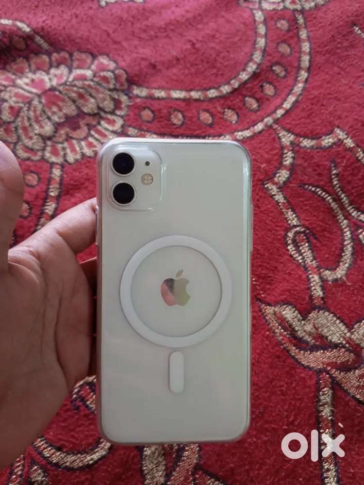 iPhone 11 hai aur good condition mein hai