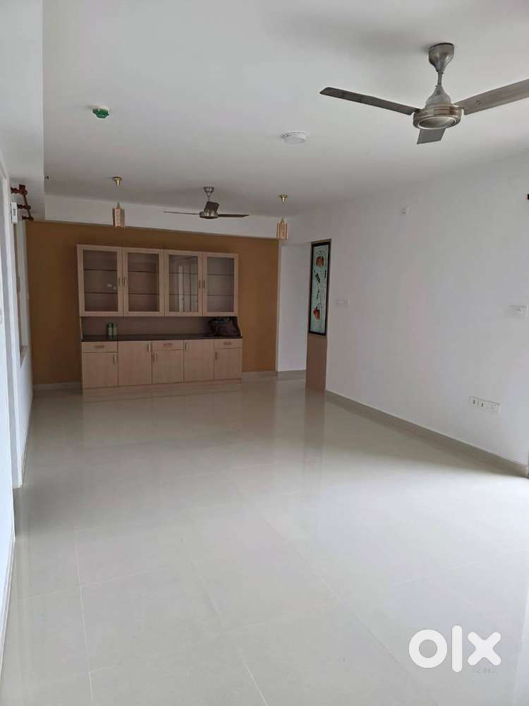 #3 BHK Semi-Furnished Apartment for Rent – Infopark Expressway
