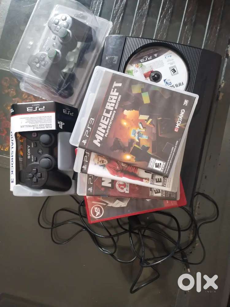 PS3 + 12 CD + 2 CONTROLLER