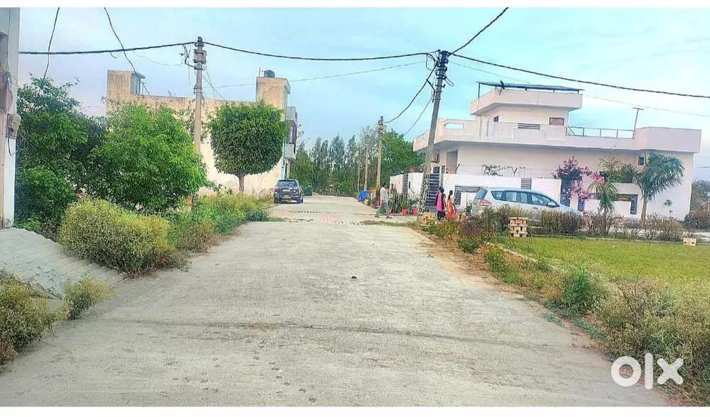 सौ फिट रोड पर खड़ंजे रोड पर गेटेड सोसायटी में