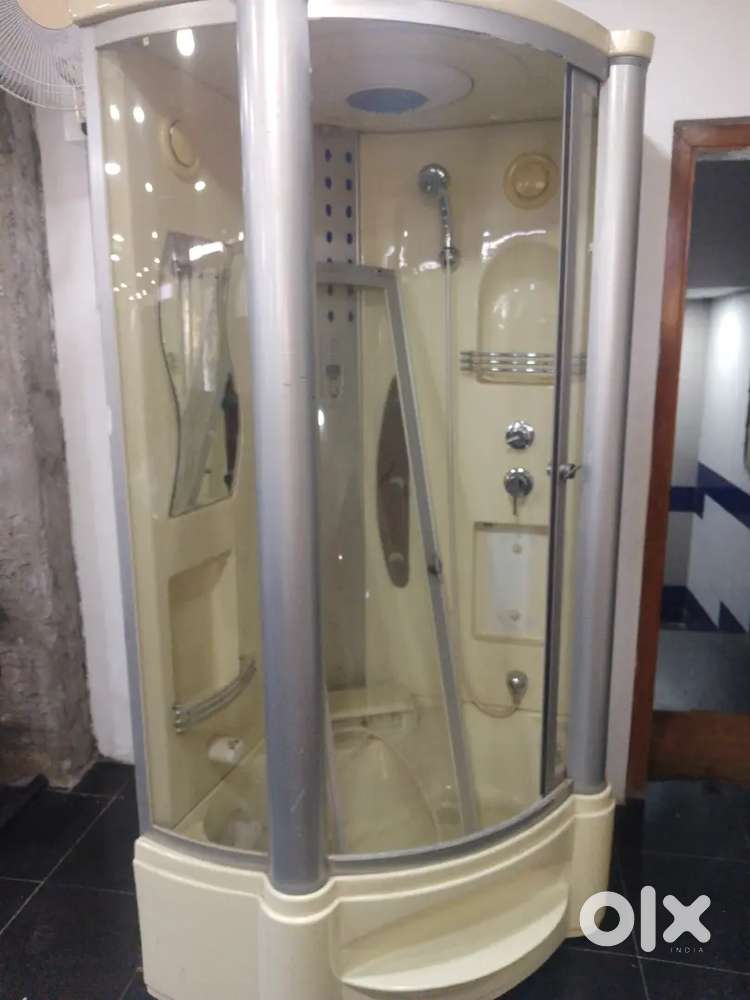 Shower panel that attracts