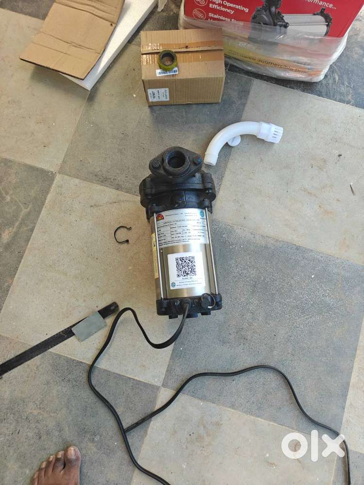 CRI submersible pump 1hp box open not used