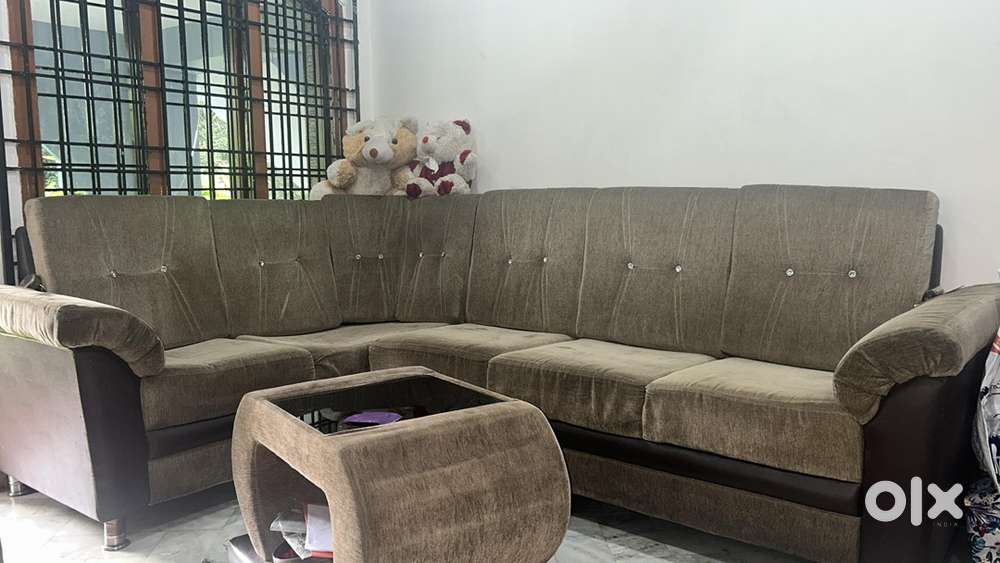 Comfortable 3-Seater Sofa – Elegant Design, Perfect Condition