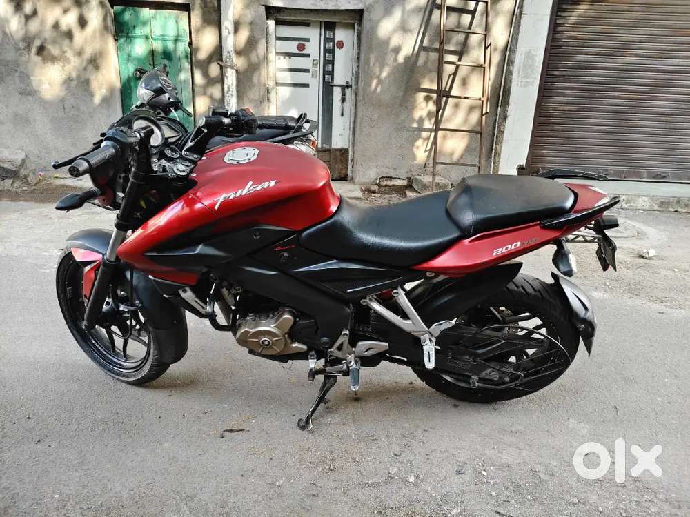 Pulsar 200 NS  BS3  Red  Single Owner  Complete Documents