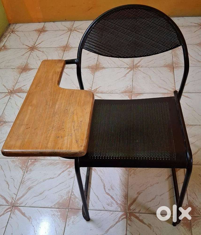 STUDENTS CHAIR WITH WRITING PAD