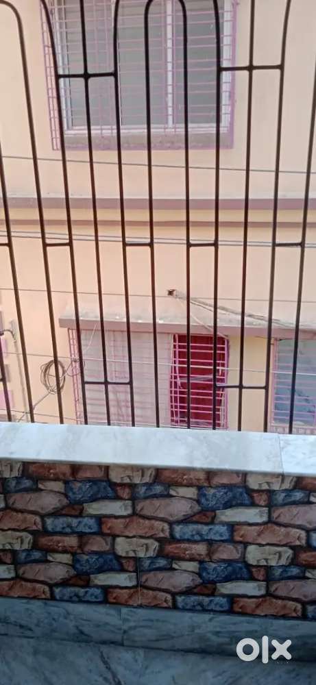 Flat rent situated on Prince Anwar Shah Road Connector