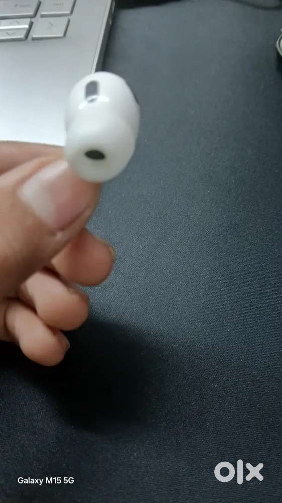 Air pod left ear