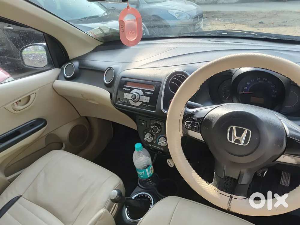 Gari bht badiya h koi kami nhi h orginal car AC chalid hai