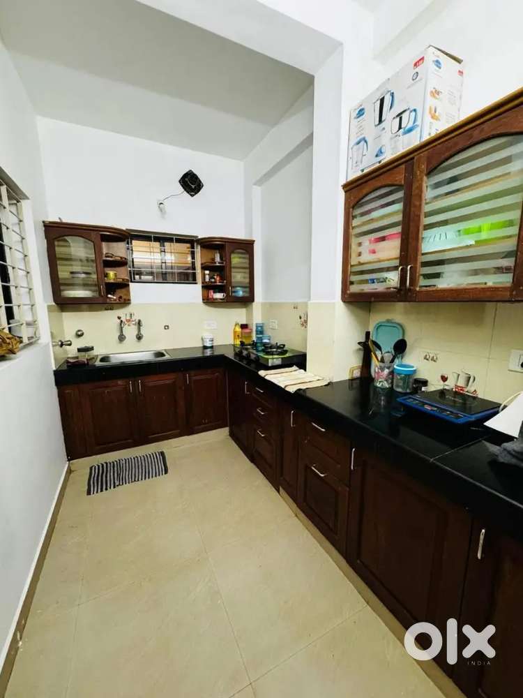 In 2 bhk flat one room is vacant for rent with AC, ladies only