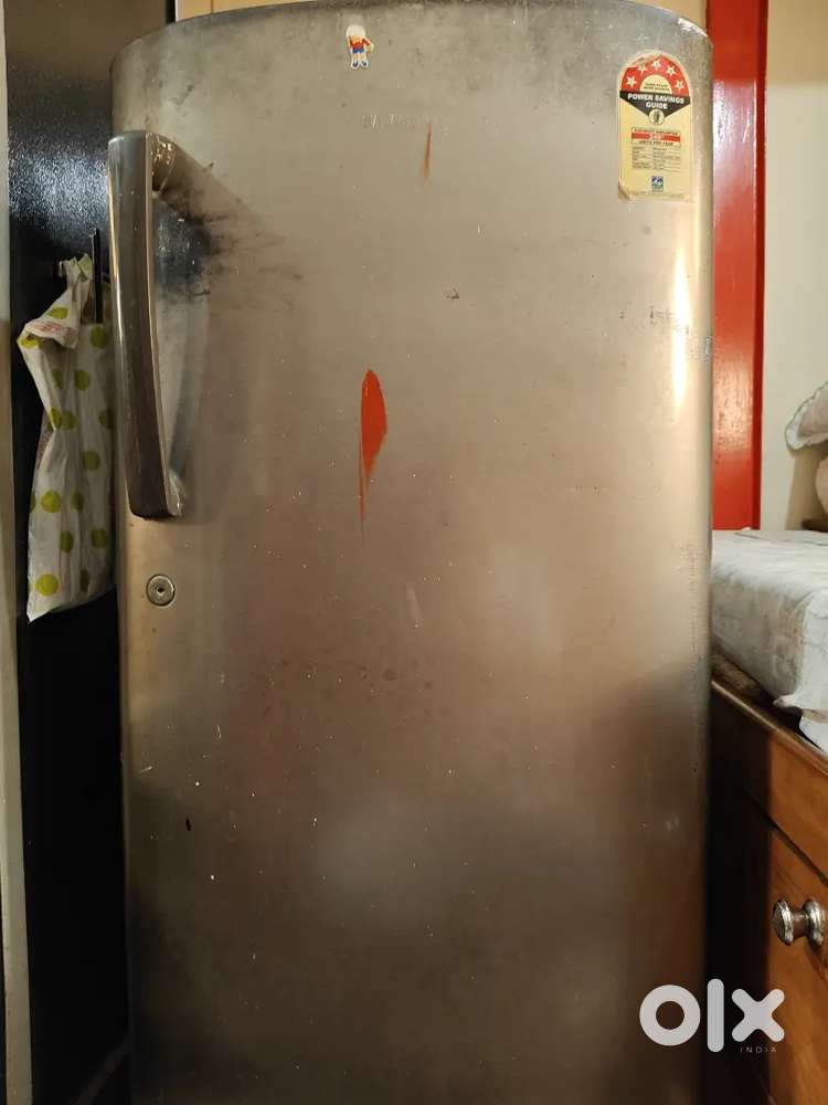 Main yah Samsung fridge bech raha hun 4feet 10 hua hai