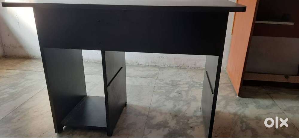 Computer Tables for Sale – Good Condition & Budget Friendly