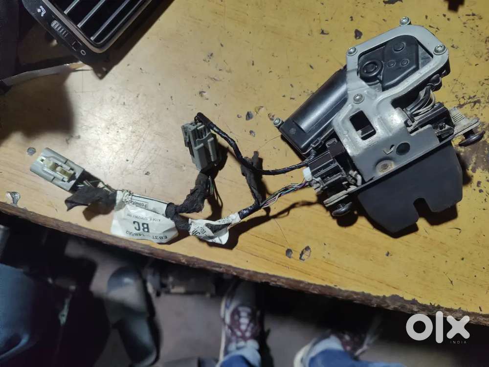 Ford endeavour 2.0 2021 model boot lock available