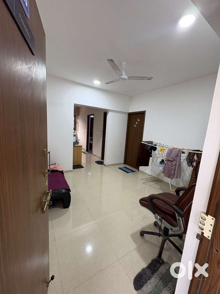 Need a female bachelor roommate