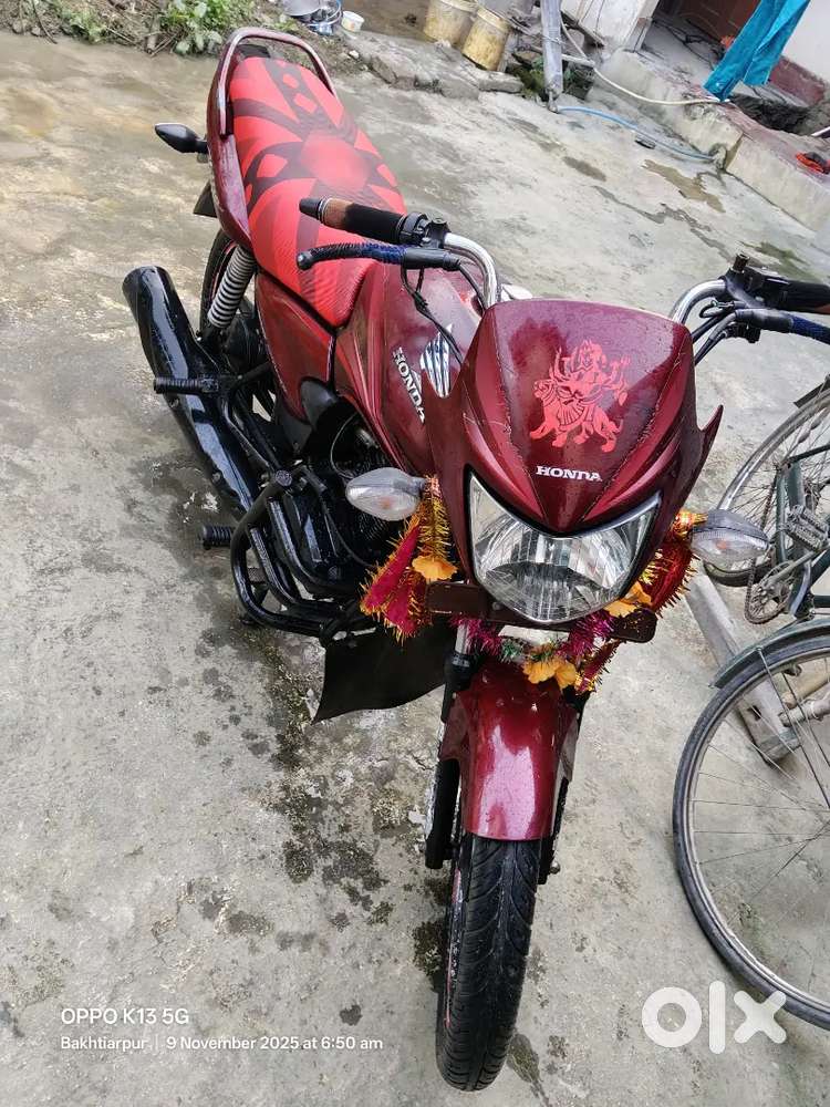 गाड़ी का आगे पीछे टायर नया है गाड़ी कंडीशन में है