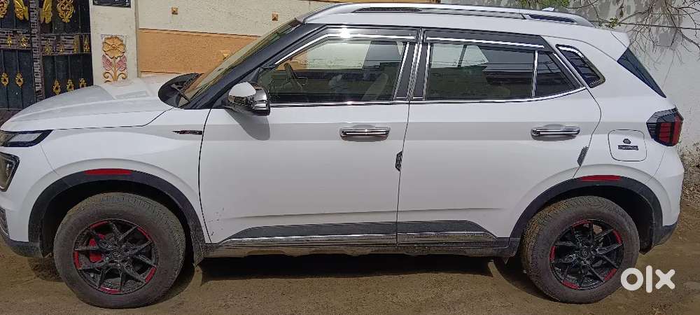 Hyundai Venue 2024 Petrol 1500 Km Driven