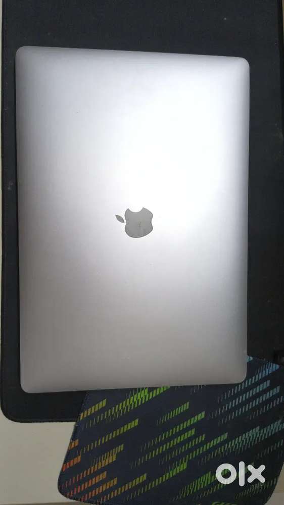 Macbook Pro 2018 i7 6 core 16 gb 512 gb radeon graphics