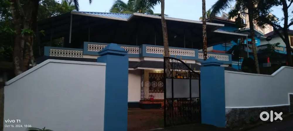 Old house with 14 cents for sale near Karavalur