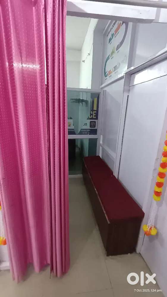 Fully furnished 750 sqft off/warehouse space