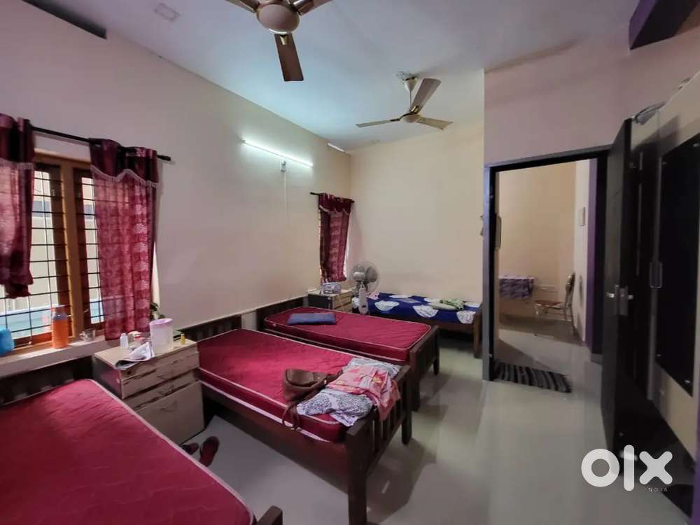 Ladies PG Self cooking PG available near Lulu mall and Amrita Hospital