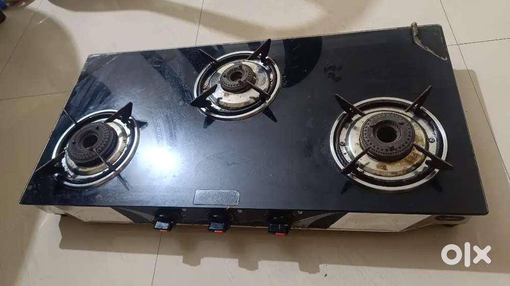 Gas stove with 3 burners
