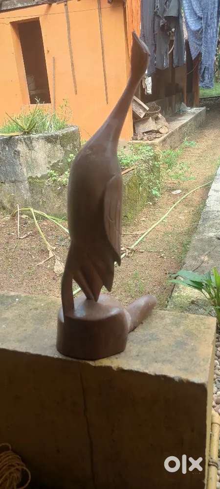 “50 വർഷം പഴക്കമുള്ള Teak Wood Hand-Carved Bird Statue