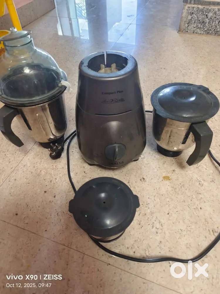 Good condition mixer for sale with 3 jars