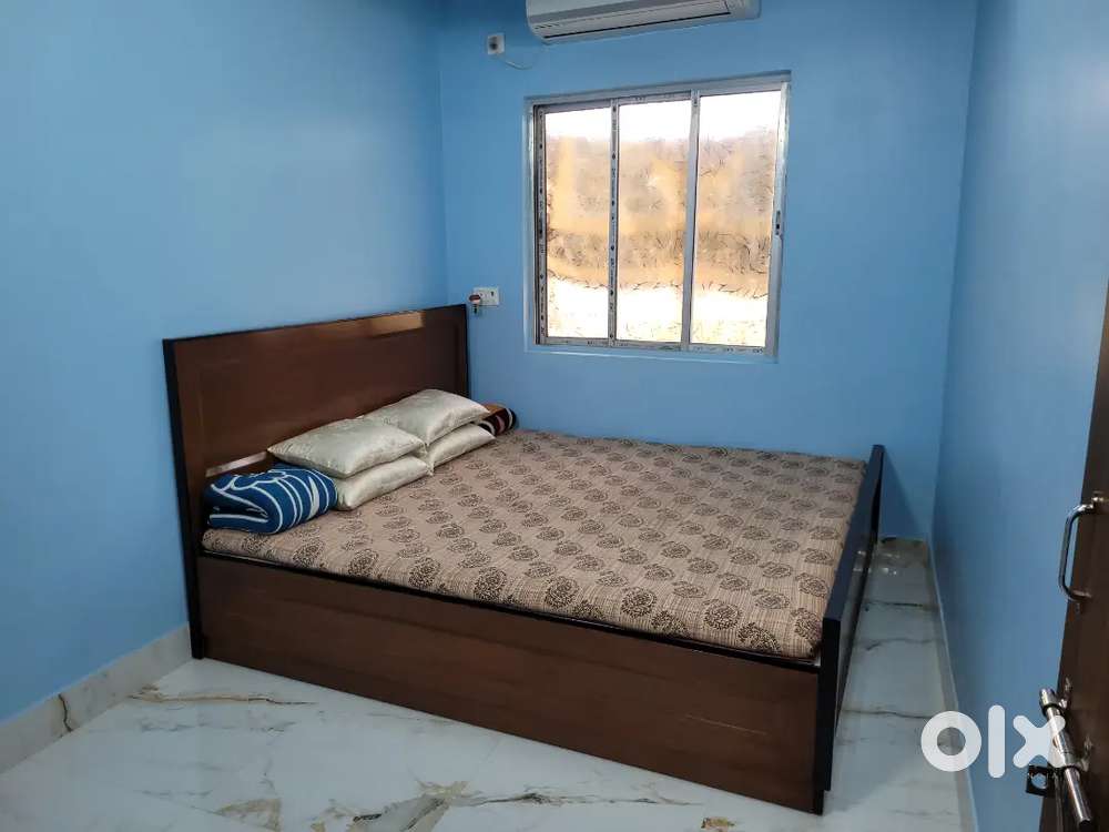 WOODEN KING SIZE BOX BED 6.5/6 FT 30YO MINT CONDITION