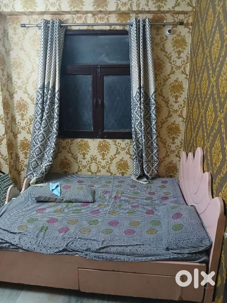 Flat for rent 26k Furnished 3bhk 2nd floor location Okhla Vihar Metro