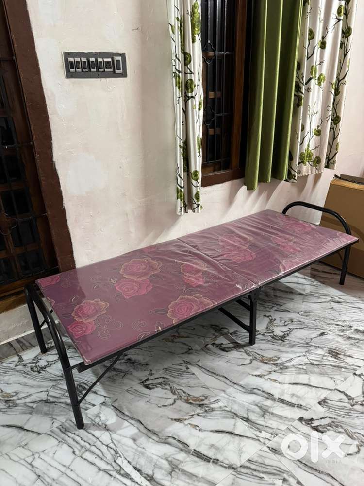 New Folding Cot Bed with Mattress – Hardly Used, Excellent Condition