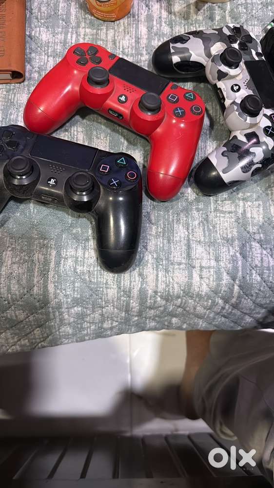 Ps4 1 tb 2 controller 2 games