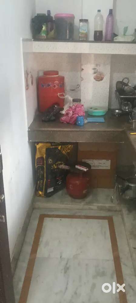 Ek Room hai ek bathroom hai Room mai tiles marbel Laga hua