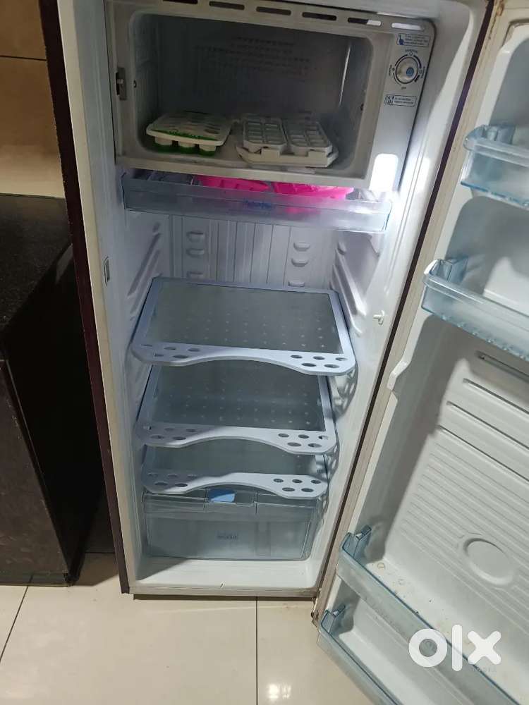 CROMA FRIDGE 225 LTR