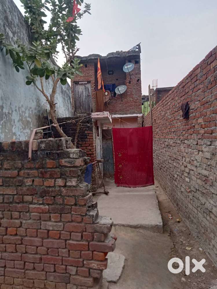 Main mohalla,raste k kinaare dukan ki jgha bhi hai