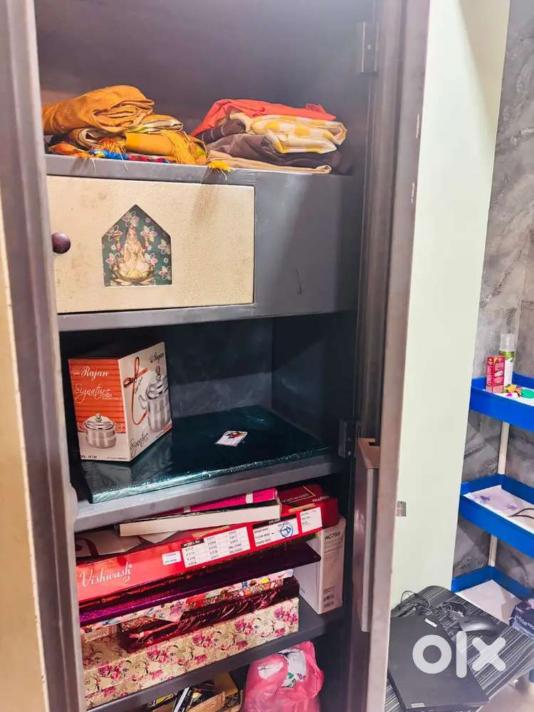 Wardrobe cupboard