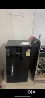 Croma 84 litres fridge black