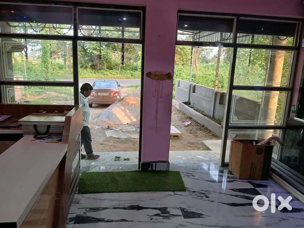 Available commercial room for office or any other showroom