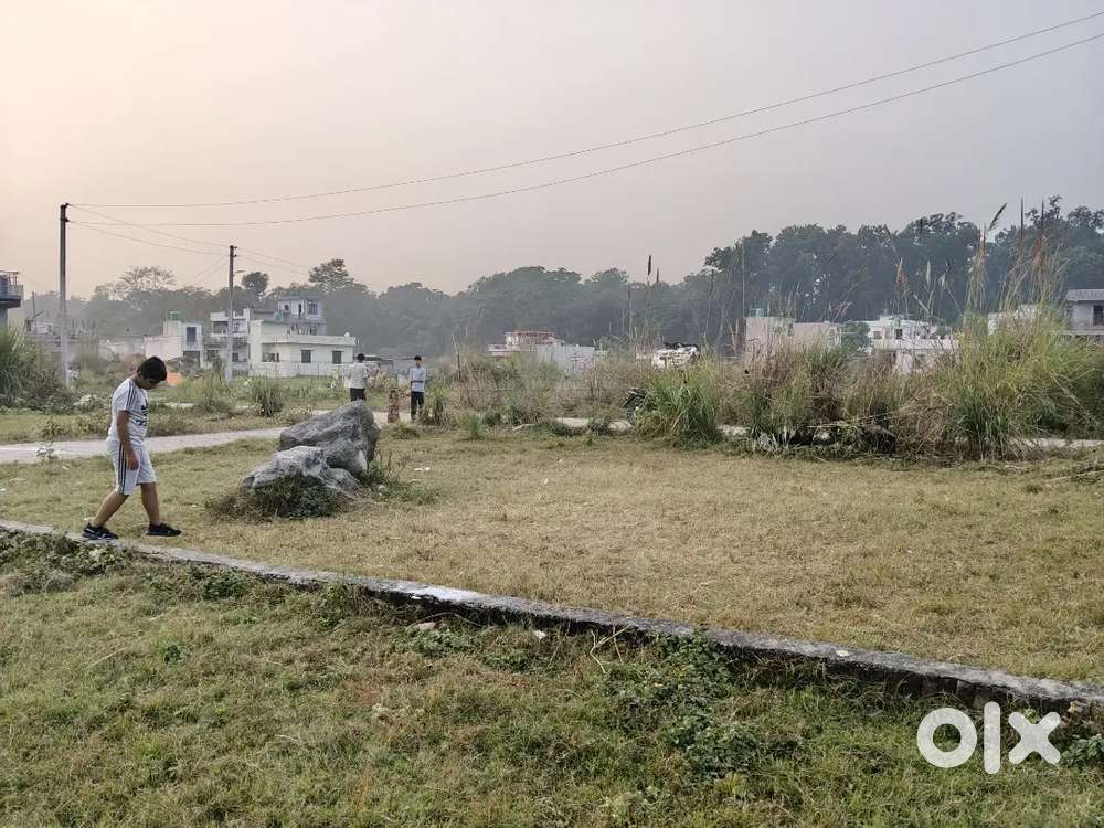plot bikao h two side road h lene waale hi call kare  24000 rupee gaj