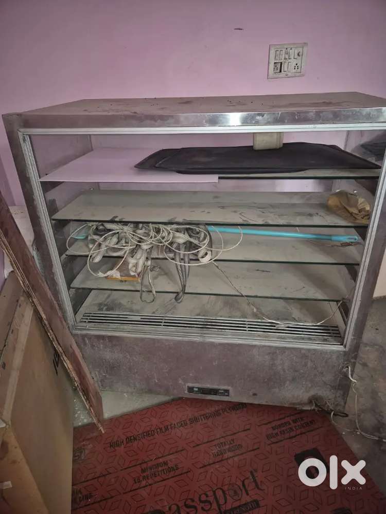 Cake display counter