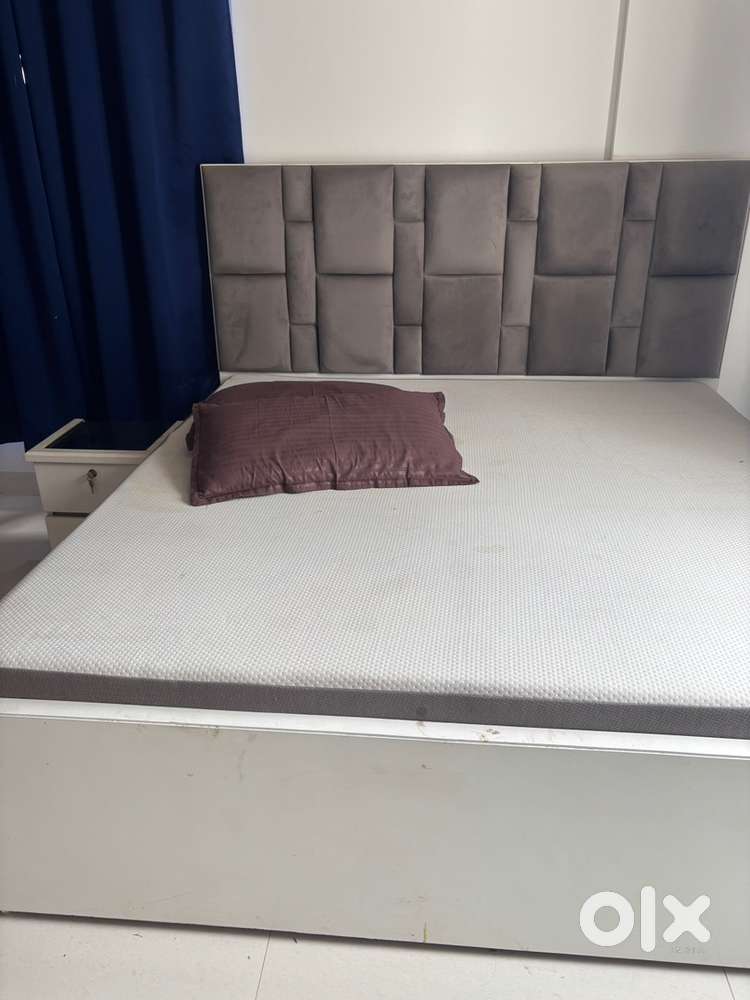 King size box bed with side table and wakefit matress 5”