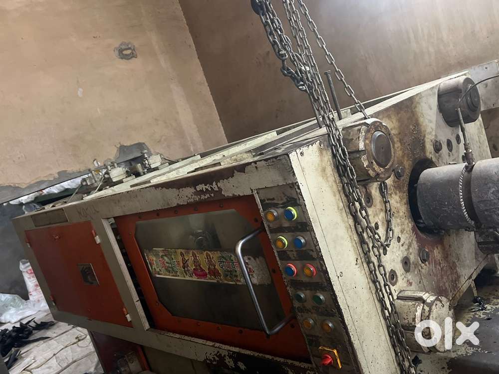 Moulding machine operator