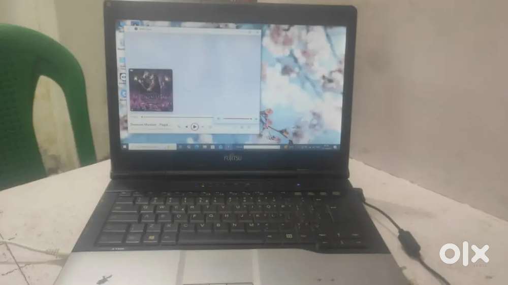 Fujitsu Laptop (4/320) windows 10