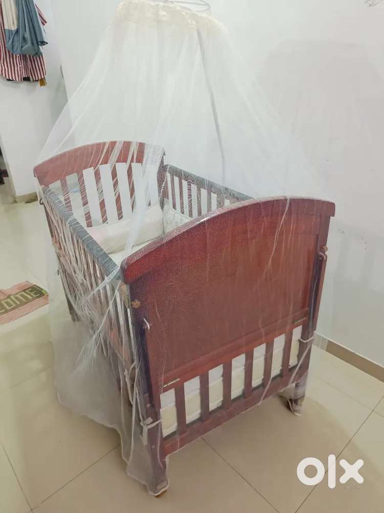 Luvlap baby crib with mattress, bumper and mosquito net