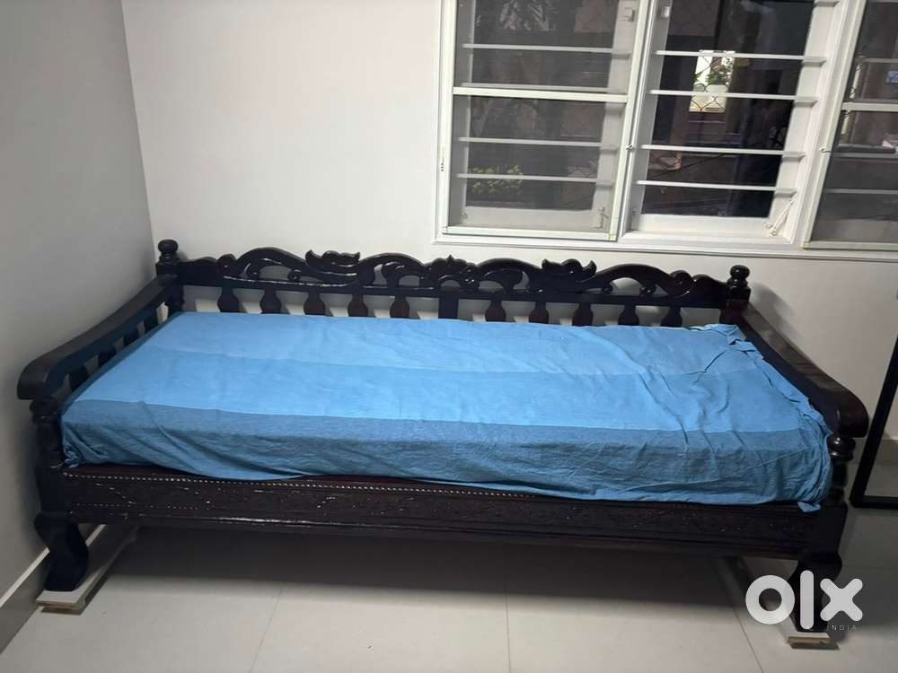 Wooden Traditional Daybed / Diwan Cot – Excellent Condition