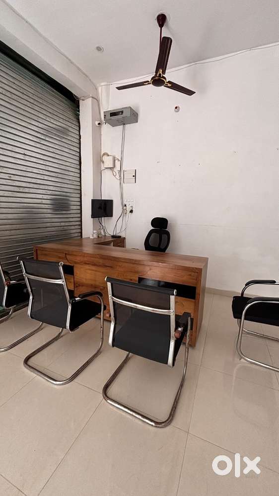 Show Room yaa bank koi v le sakta h