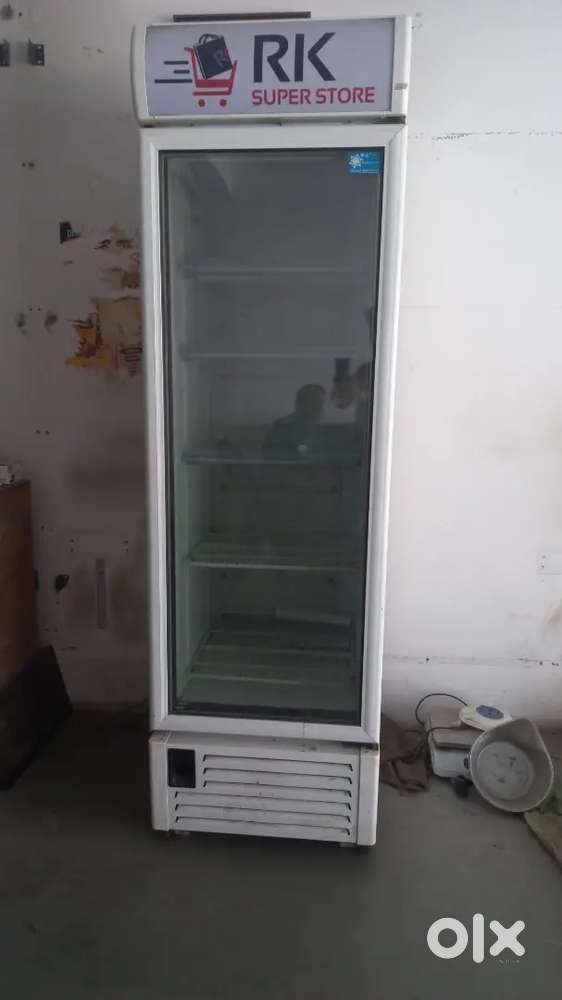 Deep freezer for ice-cream and frozen food